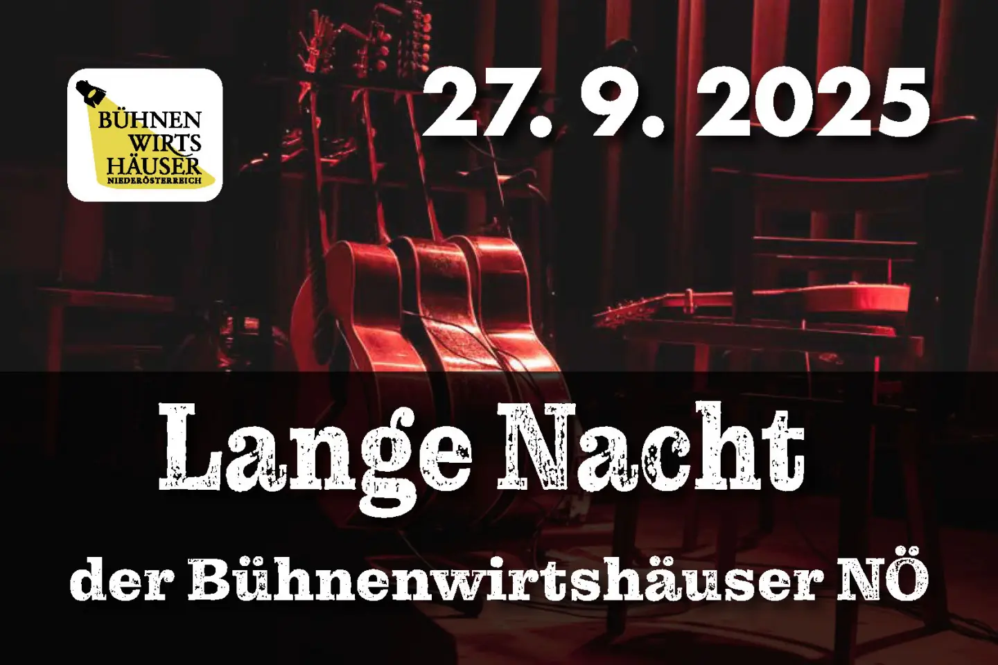 Zwei Gitarren ruhen auf Bühnenstühlen unter roter Beleuchtung. Der Text lautet: "27.9.2025 Lange Nacht der Bühnenwirtshäuser NÖ" mit einem gelben "Bühnenwirtshäuser Niederösterreich"-Logo in der oberen linken Ecke.