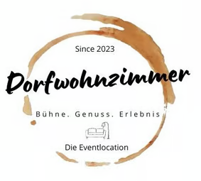 Logo mit braunem Kaffeefleckenring, Text "Seit 2023 Dorfwohnzimmer" in Fettschrift und "Bühne. Genuss. Erlebnis." darunter. Ein kleines Sofasymbol und der Schriftzug "Die Eventlocation" befinden sich am unteren Rand.