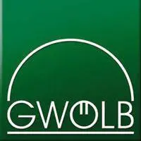 Ein grünes, quadratisches Logo mit einem weißen Halbkreis über den Buchstaben GWOLB, wobei das O eine vertikale Linie und zwei kurze horizontale Linien enthält.