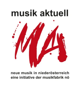 Logo mit der Aufschrift „musik aktuell“ in fetten Buchstaben über einem großen roten „MA“ im Pinselstrich-Stil. Darunter steht der deutsche Text: „neue musik in niederösterreich – eine Initiative der musikfabrik nö.“.